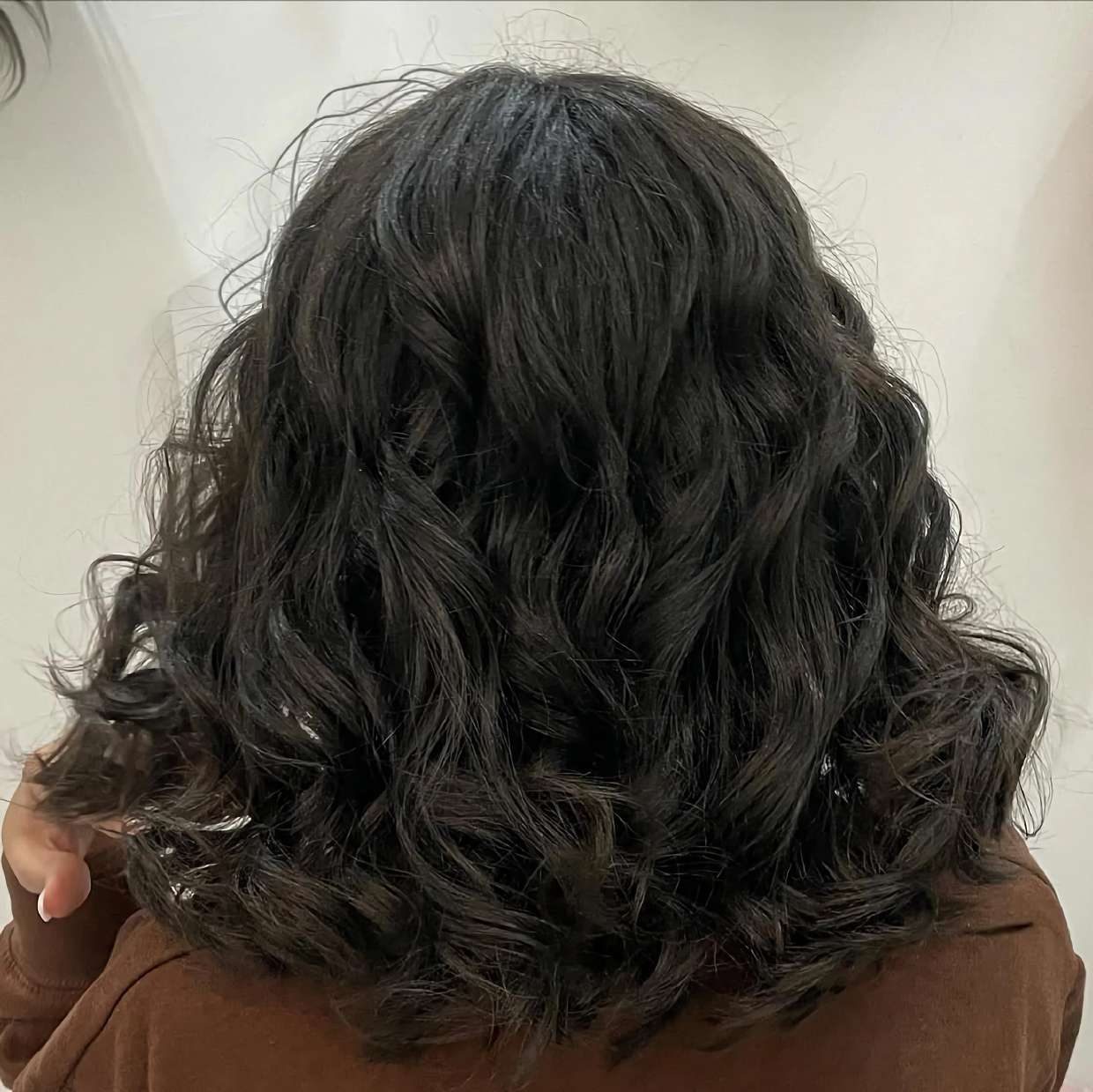 Boucles brunes réalisées au salon