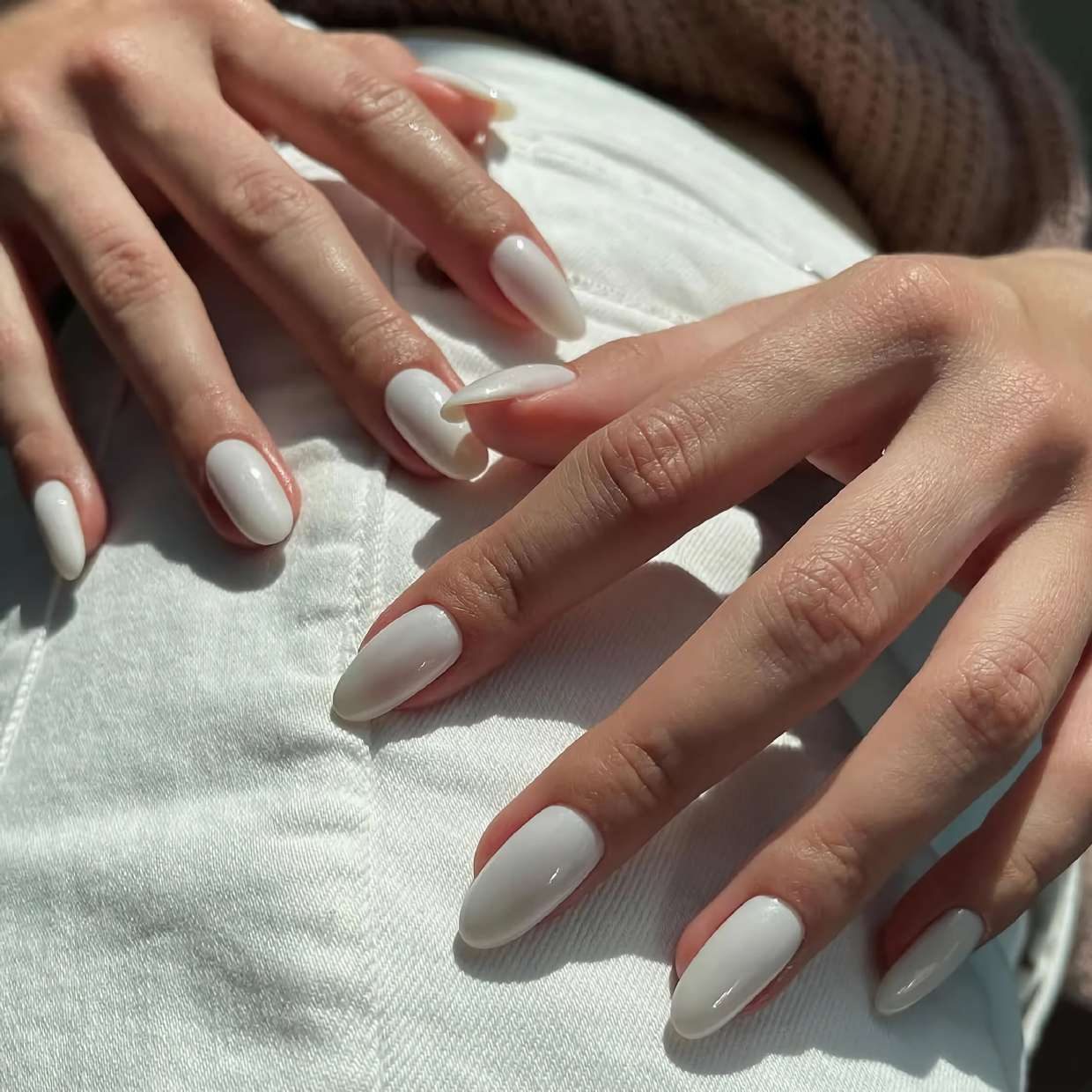 Vernis blanc sur denim